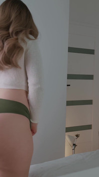 Eine elegante ehefrau unterhält ohne ihren ehemann. Orgasmus fingern.