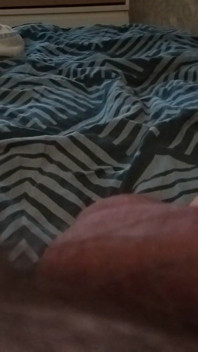 Meu amigo está deitado na cama brincando com o pau grande dele