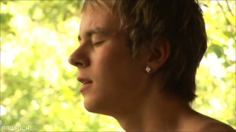 Raw Fuck: कामुक ट्विंक जोड़ा आखिरकार अकेला