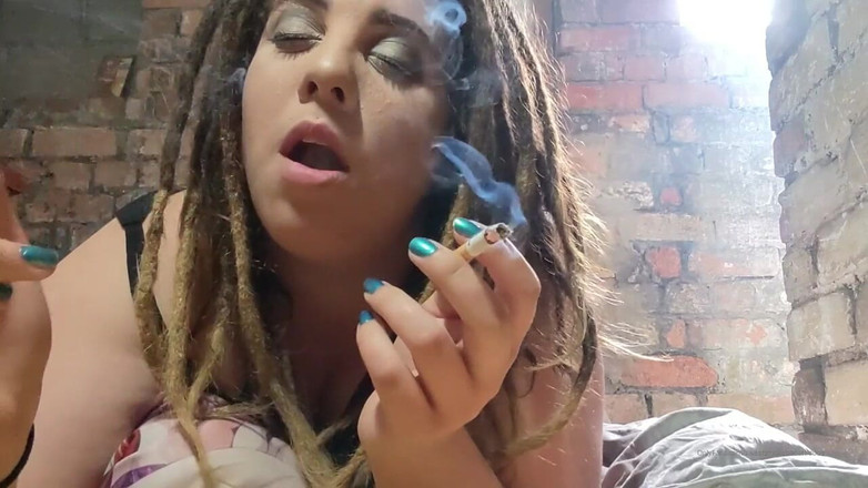 Goddess Kinx: Fumar un paquete de Malbro Red en una hora