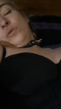 Contadino Di Maialini Cattivi Viene Punito per Non Essere Una Brava Ragazza