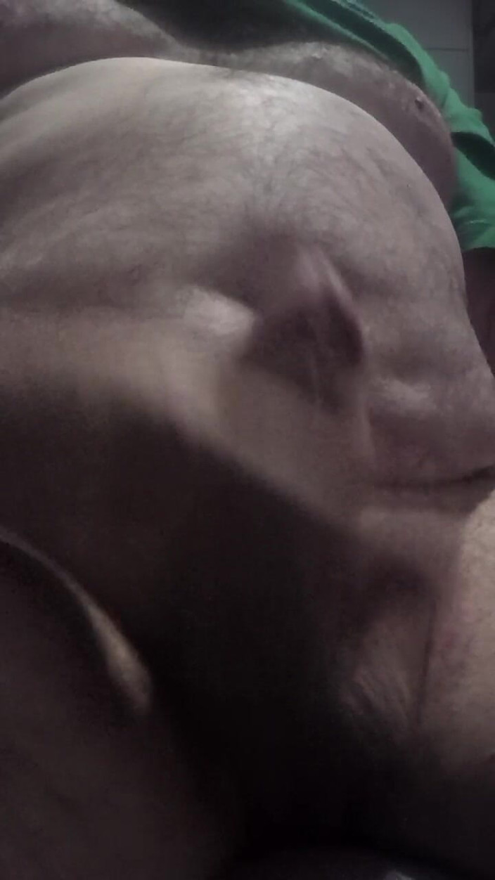 Xauencaliente: Dolofan, matur, chipeș, cu un penis mare și gros, masturbându-mă până...