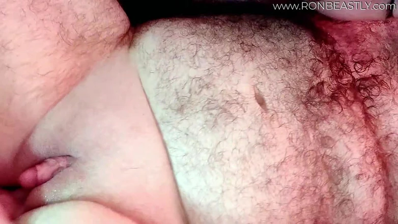 RonBeastlyFTM: 섹시한 새끼에게 클리토리스를 펌핑하는 트랜스 베어