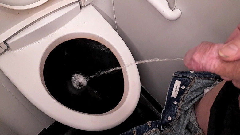 Master Drex: विमान में मूतना