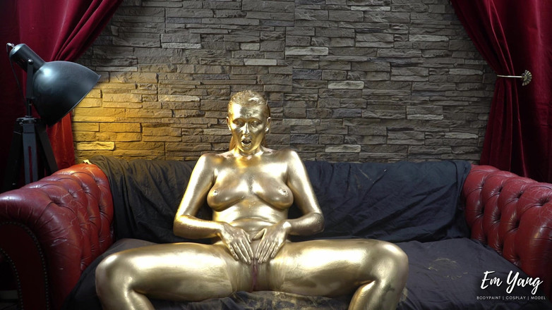 Em Yang: 全身を金色に塗り、ガラスディルドを使う