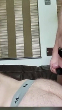 Táta se vystříká na chlapce a uklízí