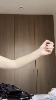 Två lesbiska kvinnor rör vid varandra med sina fingrar