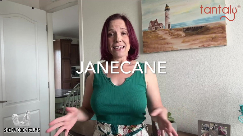 Jane Cane: Verjaardag verraad: milf-vrouw vervangt de kleine lul van haar man...