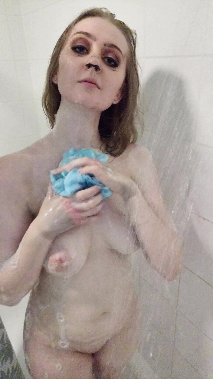 Em Yang: Permainan cosplay si mungil tina body paint lagi asik mandi