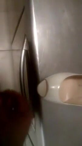 Sexy sereppu: Vystříkej se po celé botě na vysokých podpatku