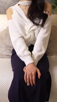 애정에 굶주린. 유부녀는 끝없는 유혹에 완전히 빠지면서 다른 모든 것을 비난합니다.