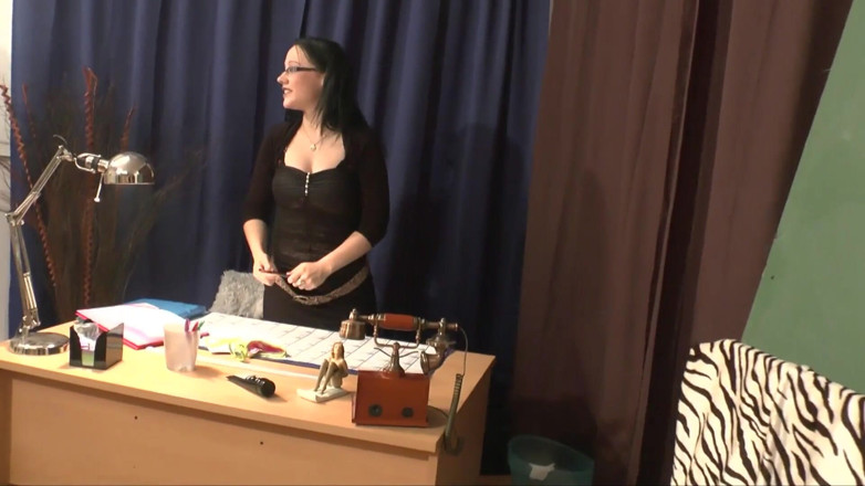 Slutty Milf: Cette brune en bas adore se faire sodomiser