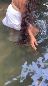 Un giovane arriva mentre una donna magra dello sri lanka con il seno naturale grande sta facendo il bagno e se la scopa proprio lì in acqua