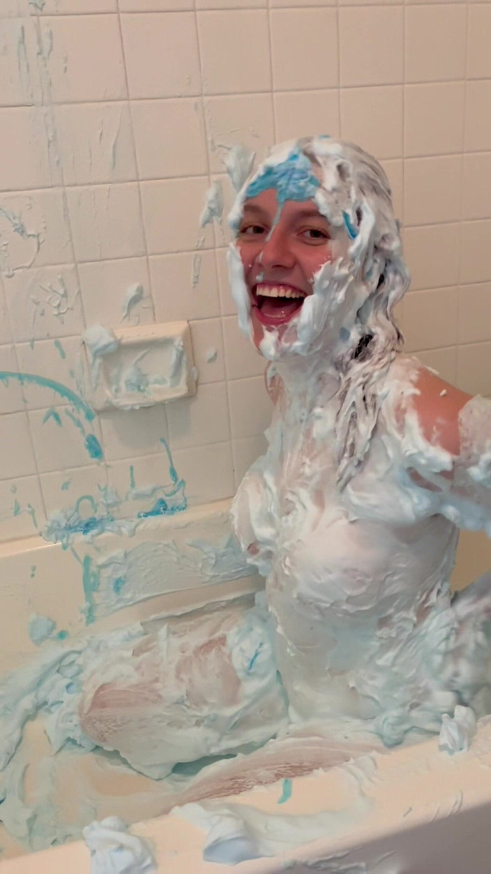 Blake Jones: Wam chảy tràn tinh dịch