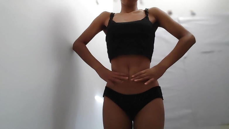 desigirl93: Горячая дама показывает свою сексуальную киску