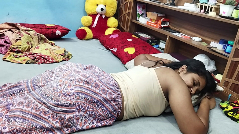 Vaigavarun45: Mallu горячая пара, трах в спальне в шимми и юбке, удаление платья и горячий трах пары Mallu, жена Mallu лижет задницу с горячим сексом