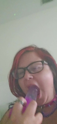Sugând un vibrator mare violet