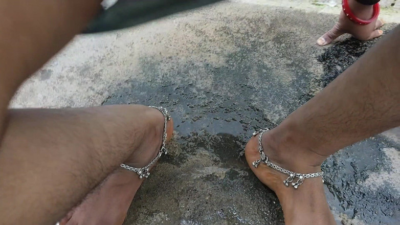 Rachna73: Ele levou a cunhada ao banheiro e mijou na buceta...