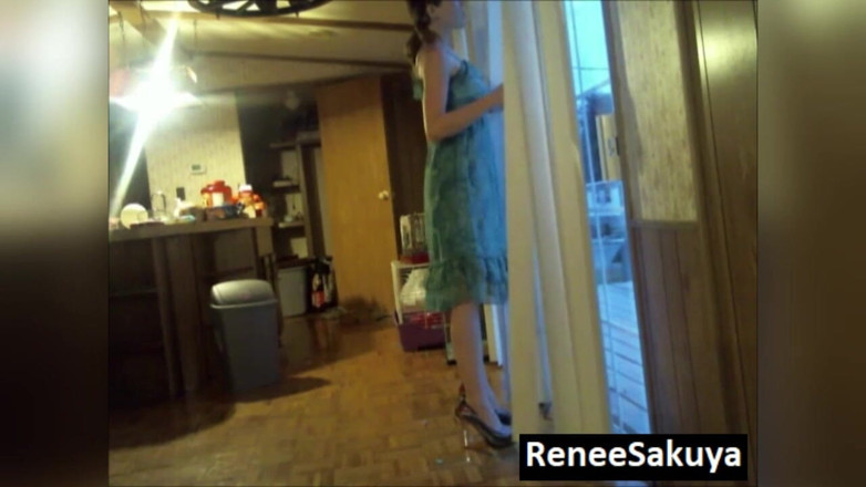 Renee Sakuya: Esposa atrapa a su marido Tom masturbándose en su sofá