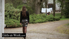 Girls At Work: Zlobivá hra se 2 prsatými služkami