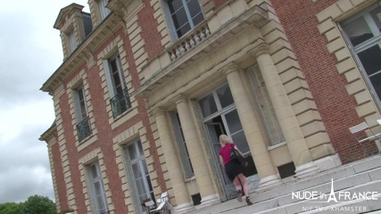 Nude in France: La tettona bionda francese amatoriale non si può permettere il...