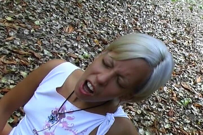 Porno kino: Blonde slet uit Duitsland is hier om te plassen en...