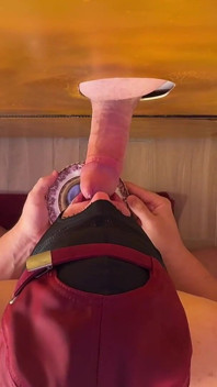 Omskuren Kuk Men En Enorm Kåt Spermaladdning Vid Det Gyllene Gloryhole