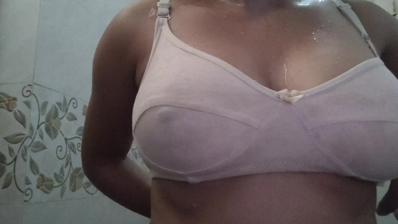 Rinkii: Awek desi India mandi di bilik air menjolok dengan pepek