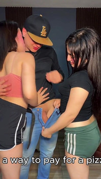 Dos Hermosas Chicas Colombianas Piden Pizza a Domicilio… ¡pagan El Servicio Con Una Follada En Trío!
