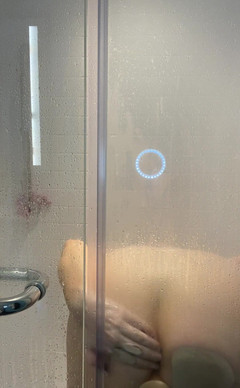 Avril Showers: O mulțime de camere de hotel pentru mine în această săptămână