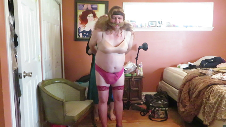 BBW nurse Vicki adventures with friends: Britney je svázaná ořezaná a umístěna v přísavkách od paní...