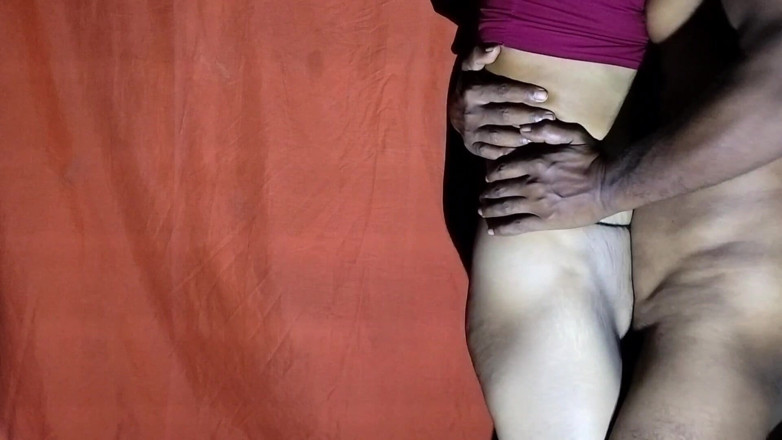 Monika videos: Cuplul indian devine excitat uitându-se la porno