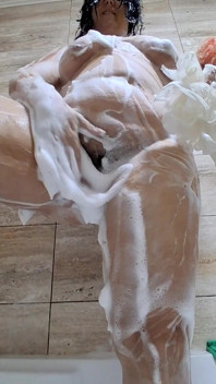 Gran culo de esposa tomando una ducha