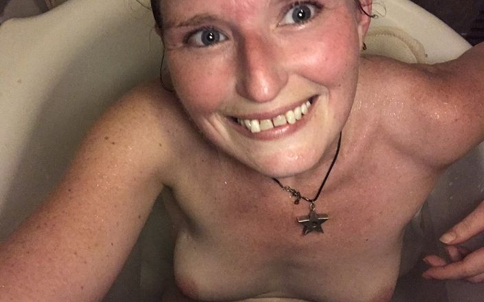 Rachel Wrigglers: 热辣的继母在浴缸里用振动器自慰和高潮后