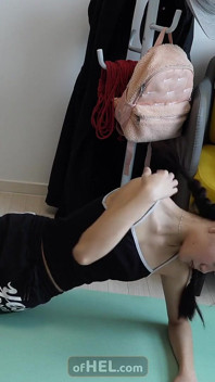 Kinky granne avbryter hennes yoga, binder ihop henne och får henne att sperma