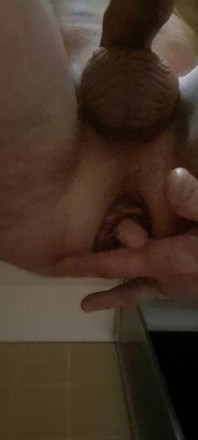 Seks anal bareng cewek ini pakai botol