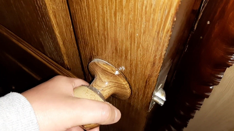 Lesbian-illusion: Ho sentito gemiti dal bagno e spiato la mia sorellastra