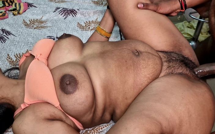 Neelima69: Jiju kom efter att ha badat naken framför Saali, hon...