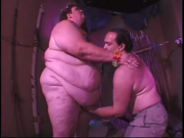 Give me BBW: Obrovská děvka s mléčnou kůží si prstí svou tlustou kundičku