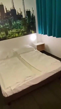 Peituda tatuada milf é fodida duro em hotel