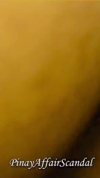La amiga caliente de mi hermanastra me chupa la polla y se corre dentro de su apretado coño