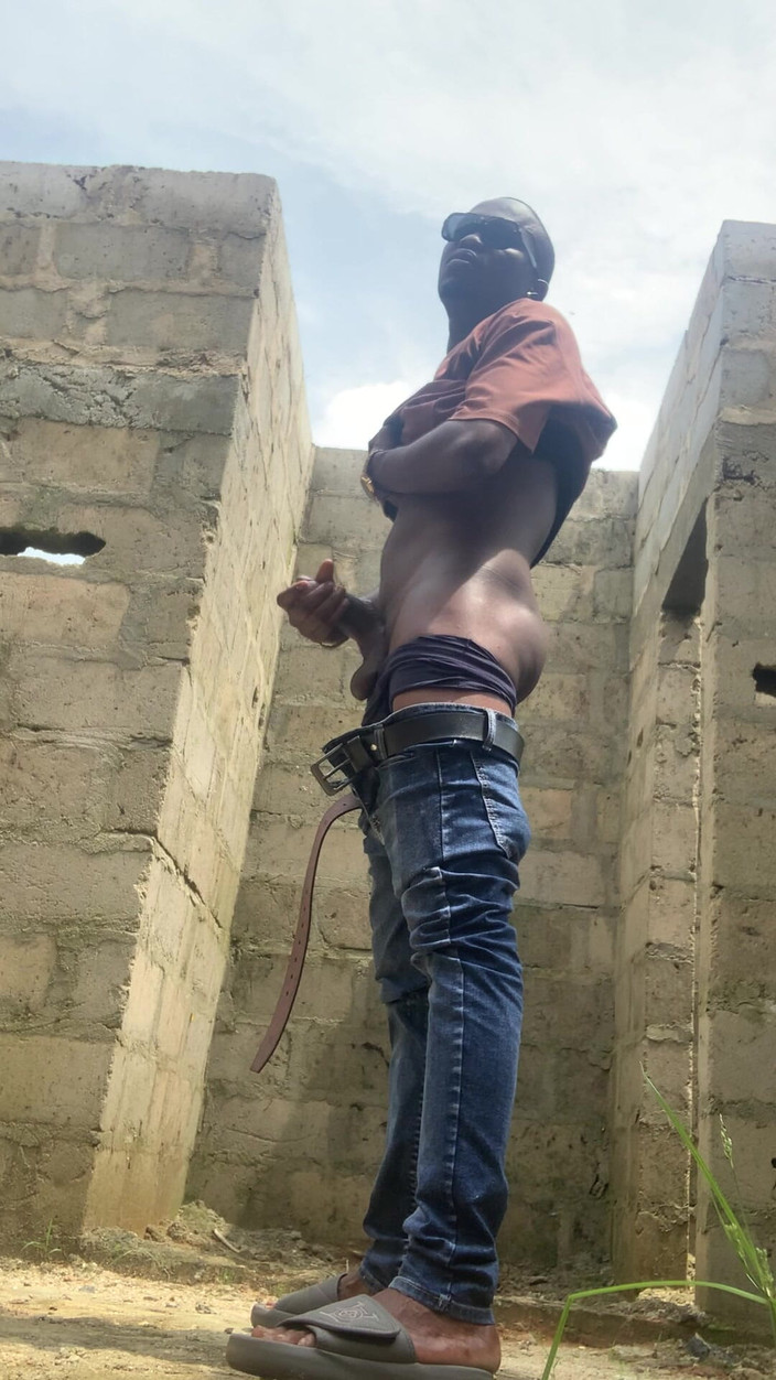 Dickass3x: 在阳光下一座无法完成的建筑中的快速一个