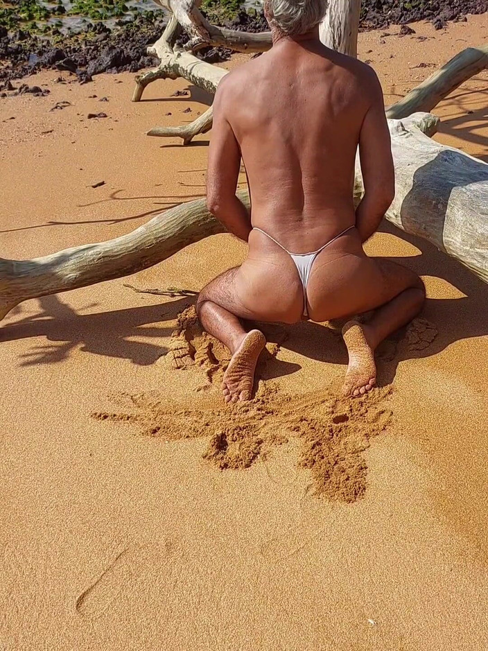 Ladysilvas: Ladysilva Crossdresser en culotte sur la plage