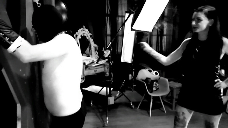 Dominatrix Nika: Demonstration Whipping