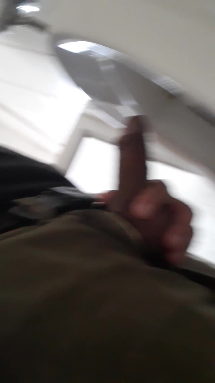 littlelatinhunter: Saya melancap di bilik air awam, saya pancut dan menelan...