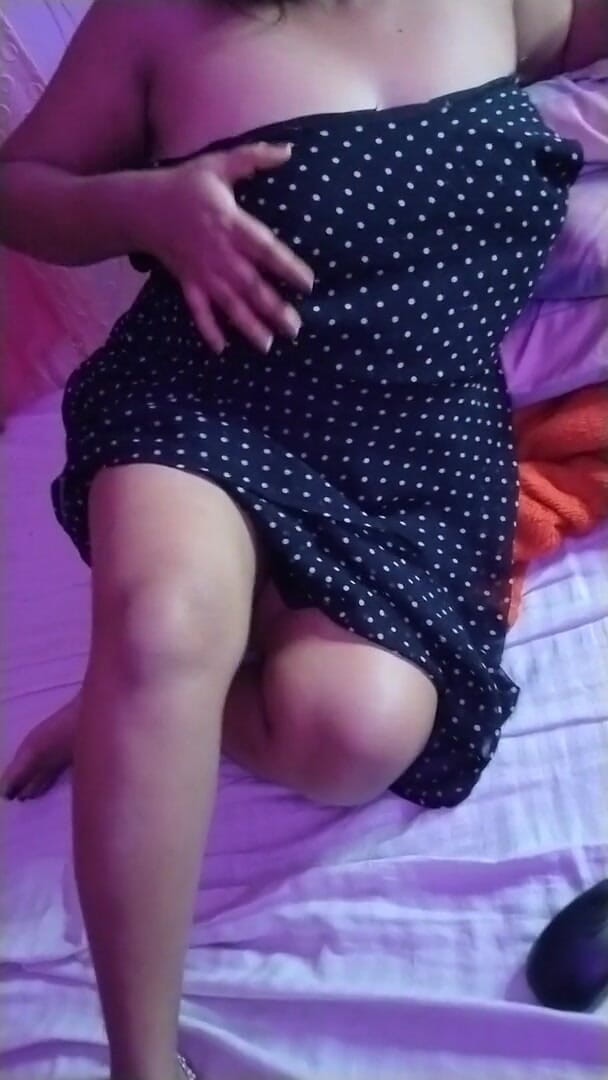 HotGirl21: ホットdesi女の子はここに黒い布と体を示しています。