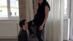 Femdom Austria: Strapon sání děvky Madama Carla!