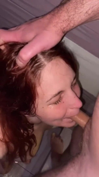 Elena917: Sputa in faccia, piscio in bocca e poi scopata in...