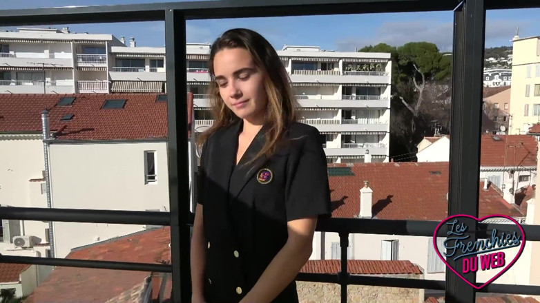 The Frenchies of the web: Natalia, kaamuk larki jo do logon dvara chodi jaati hai