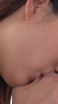 Scenă drăguță asiatică 3_busty se distrează cu o pulă în pizda ei păroasă